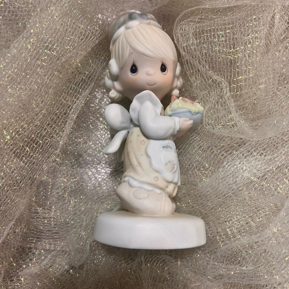 Precious Moments Figurine - Picture 2 of 3